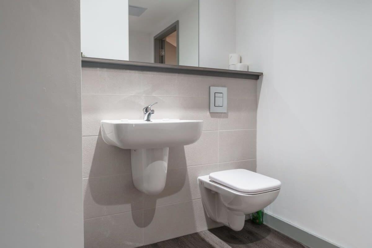 Modern 1 Bed Apartment In Liverpool Centre ภายนอก รูปภาพ